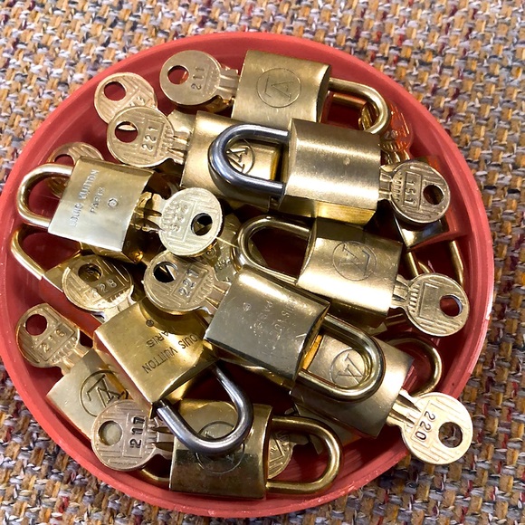 Vintage LV Louis Vuitton Padlock Lock & Key 216 - Picture 12 of 13